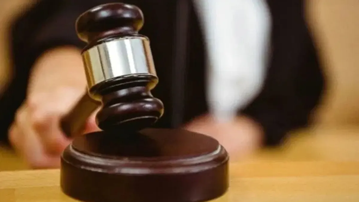 Adliye binası önünde hukuk temalı görsel