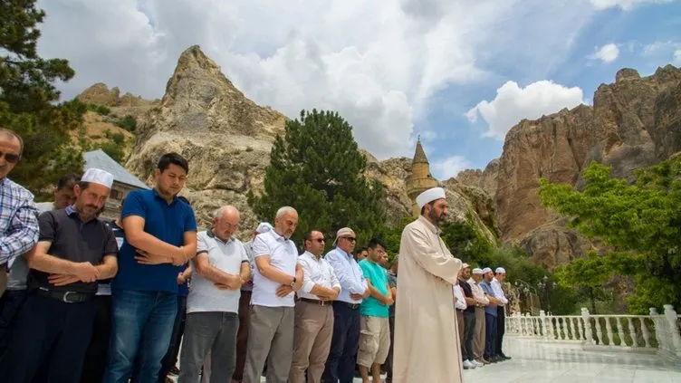 Türkiye'nin dört bir yanında Muhammed Mursi için gıyabi cenaze namazı kılındı
