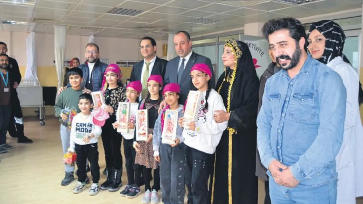 Hasta çocukları gülümsettiler