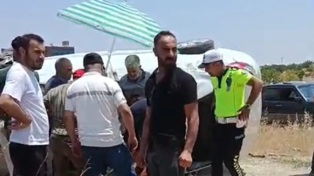 Gaziantep'te trafik kazası yapan otomobilin yanından geçen ambulanslar.