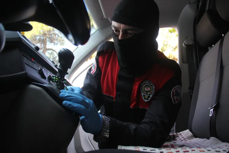 Adana şok operasyon! Ticari araçtan cephanelik çıktı