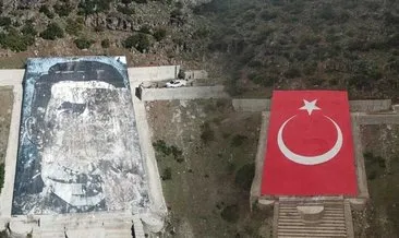 Teröristbaşının posterinin yerine dev Türk Bayrağı