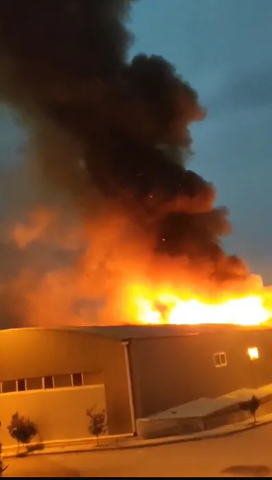 Hatay’da korkutan yangın: Mobilya fabrikası alevlere teslim oldu!