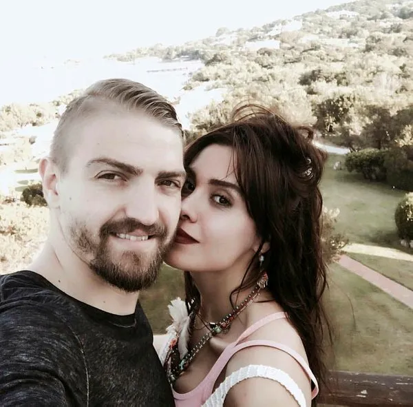 Caner Erkin ve Şükran Ovalı bebeklerinin ismi için isim koçuna gittiler