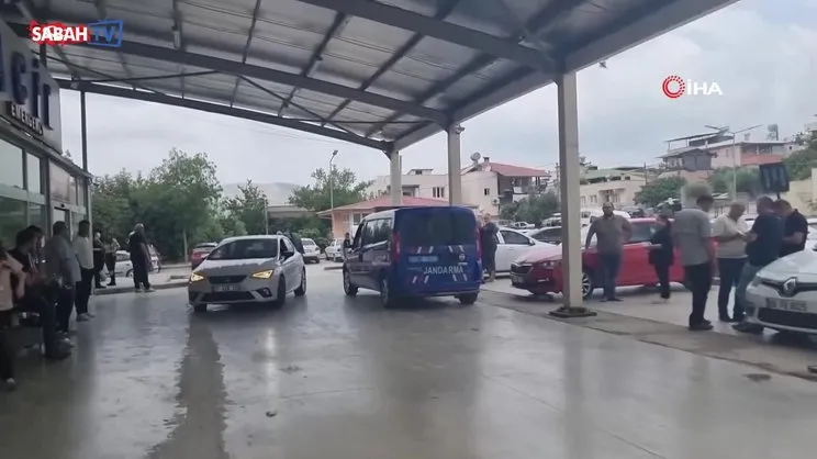 Adana'da yol verme kavgasında silahlar çekildi: 1'i polis 3 yaralı | Video
