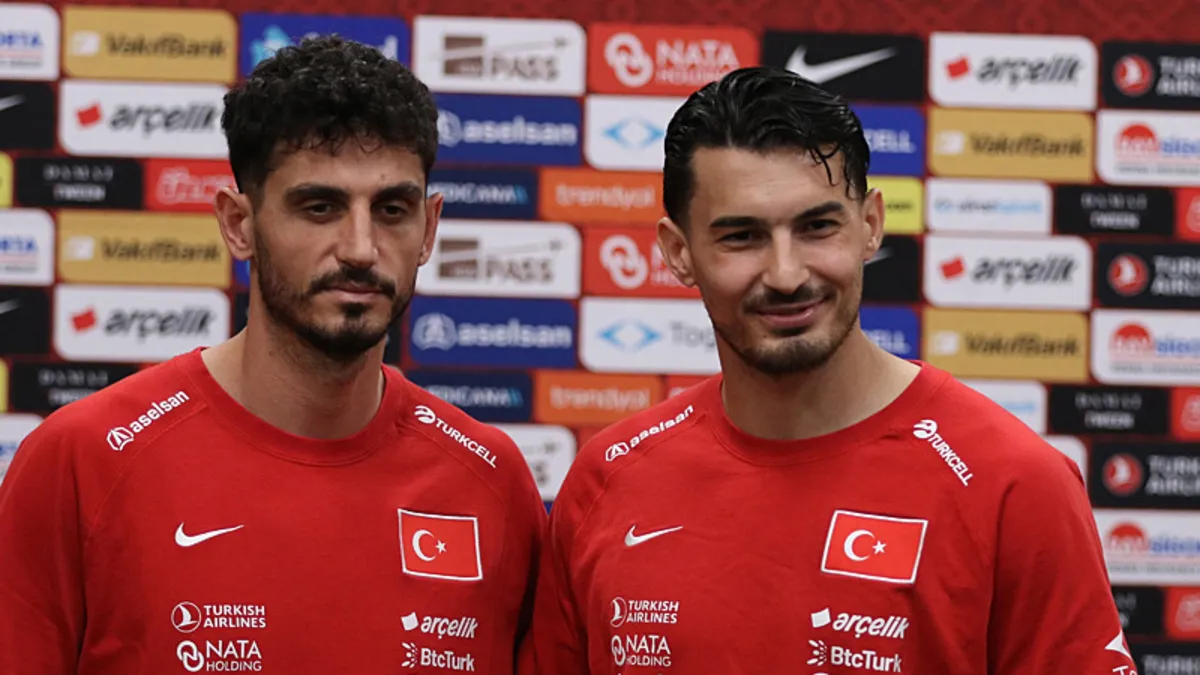 Milli futbolcular Uğurcan Çakır ve Samet Akaydin açıklama yapıyor