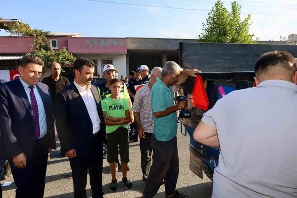 kahtada-trafik-guvenligi-icin-ciftcilere-reflektor-dagitildi-1790514386839.jpg