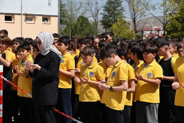 sehit-isminin-verildigi-okulda-anildi-mustafa-ugurelli-sehadet-yil-donumunde-dualarla-yad-edildi-1777483970342.jpg