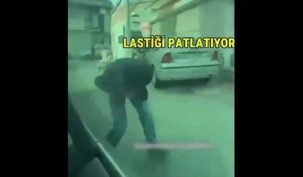ankarada-park-yeri-kavgasi-otomobilin-lastiklerini-patlatti-kameraya-boyle-yakalandi-1790689845903.jpg