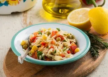 Beş çayının yıldızı olacak: Misafirlerinizin tarifini isteyeceği en renkli şehriye salatası