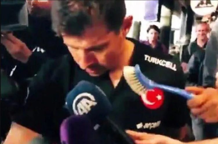 İzlanda'da Milli Takım'a büyük terbiyesizlik! Emre Belözoğlu'na tuvalet fırçası uzattılar
