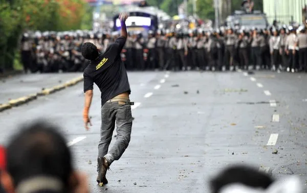 Endonezya'da benzine zam protesto edildi