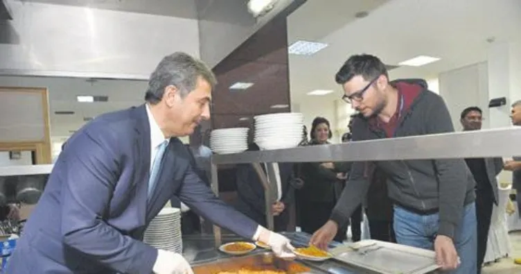 Öğle yemeğini personelle yedi