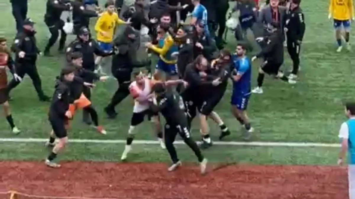 Artvin’de saha ringe döndü: 24 kırmızı kart çıktı! Artvin’de saha ringe döndü: 24 kırmızı kart çıktı!