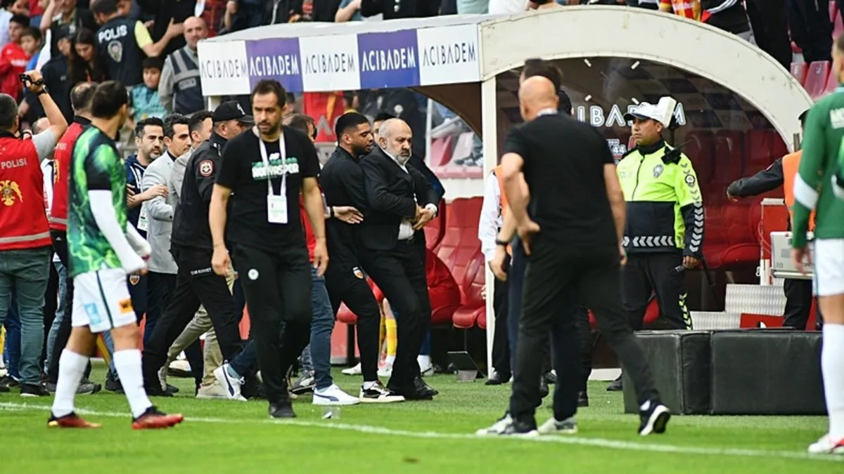 SON DAKİKA: Süper Lig'de kriz! Kayserispor Başkanı Ali Çamlı sahaya girdi