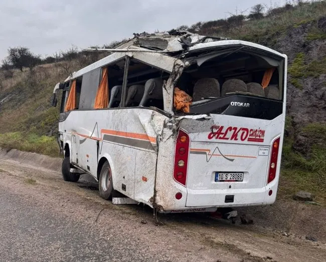 son-dakika-balikesirde-isci-servisi-kaza-yapti-cok-sayida-yarali-var-1736754007822.jpg
