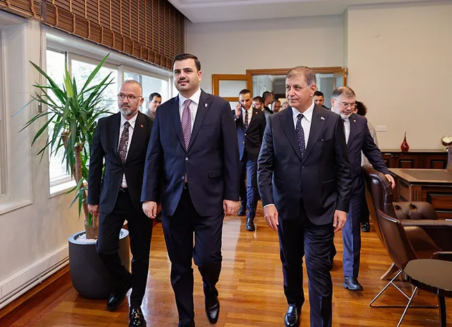 ak-parti-genel-sekreteri-eyyup-kadir-inandan-ozgur-ozele-sert-tepki-belediye-baskanlarin-senin-hukuksuz-talepl-1792144010487.jpg AK Parti Genel Sekreteri Eyyüp Kadir İnan’dan Özgür Özel’e sert tepki: Belediye başkanların senin hukuksuz taleplerinden bıktı!