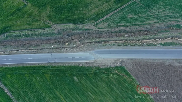 Yollar 4 metre kaydı! Bölge havadan böyle görüntülendi: Deprem en çok orayı vurdu