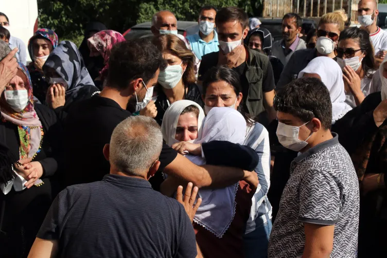Son dakika haberler...Pınar Gültekin gözyaşları arasında son yolculuğuna uğurlandı. Son yolculuğunda bölge halkı onu yalnız bırakmadı...