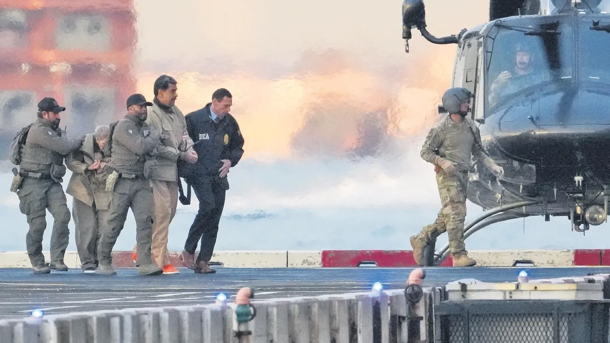 Maduro’nun mahkemeye sevkini film gibi izlettiler Maduro’nun mahkemeye sevkini film gibi izlettiler