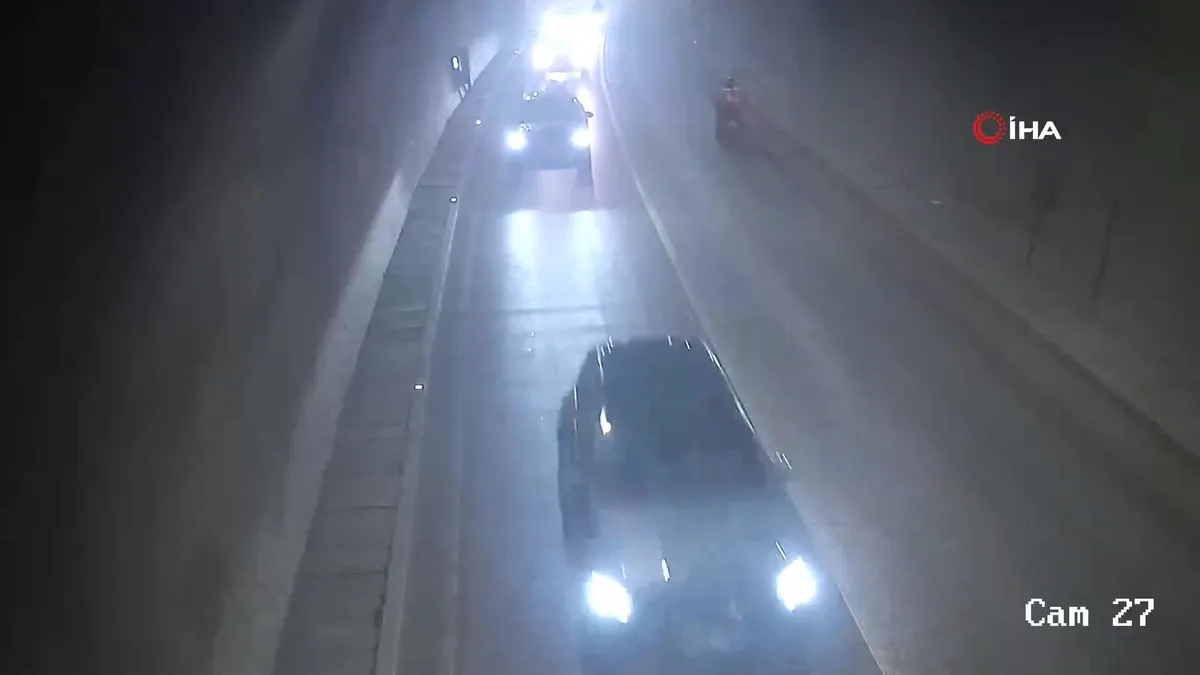 Motosiklet tünelde sollama yaparken devrildi: Kaza anı kamerada videosunu izle Motosiklet tünelde sollama yaparken devrildi: Kaza anı kamerada videosunu izle