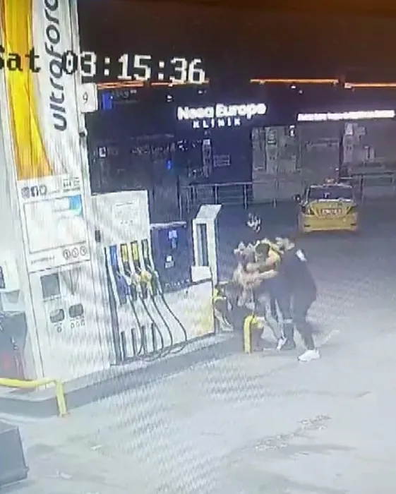 Akaryakıt istasyonunda bayıltan dayak! Dakikalarca dövülen gencin babası isyan etti: Vicdanınız yok mu...