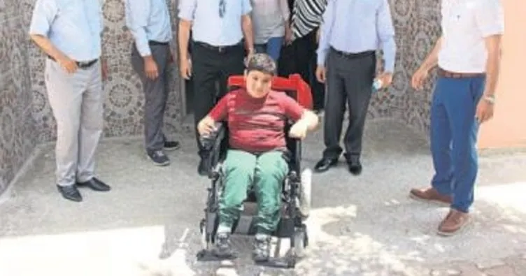 Engelli öğrenciye akülü araç verildi