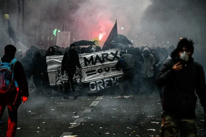 Fransa’da ortalık karıştı! Polisten protestoculara sert müdahale...