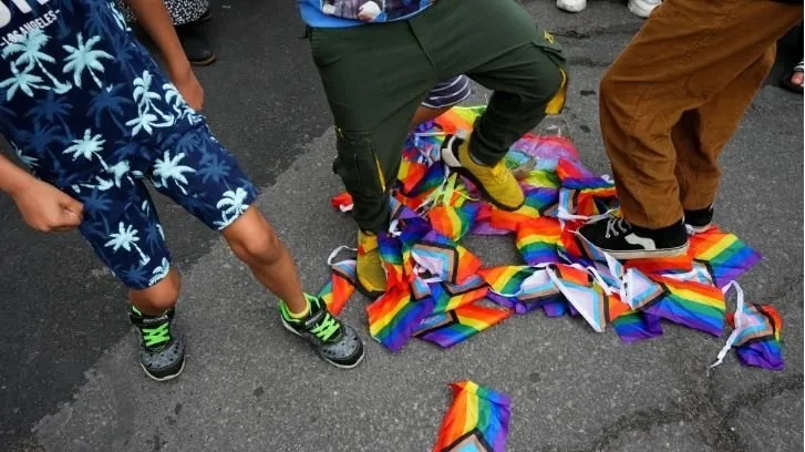 LGBT terörü bir kıtayı esir aldı! Aileler ayaklandı: Çocuklarımızı rahat bırakın