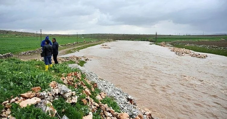 Sele kapılan araçtaki 2 arkadaş kayboldu