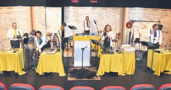 Radyo tiyatrosu 60 ses ve 40 karakterle sahneye taşındı Radyo tiyatrosu 60 ses ve 40 karakterle sahneye taşındı