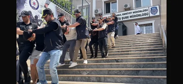 istanbulda-dehsete-dusuren-soygun-havalimani-minibusunun-onu-kesip-3-milyon-degerinde-ziynet-esya-caldilar-8-k-1782135214430.jpg