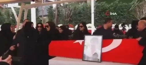 Cenazede Tuğçe Tayfur ile birbirlerine küfür yağdırmışlardı! Ferdi Tayfur’un yeğeni Şirin Gözalıcı’dan açıklama geldi: O küfür eden kişi...