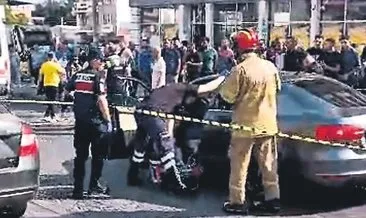Seyir halindeki otomobile silahlı saldırı: 3 ölü, 1 yaralı #izmir