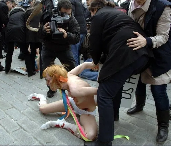 FEMEN kızlarından İstanbul'da çıplak protesto