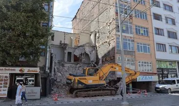 İzmit’in Pisa kulesi yıkıldı İzmit’in Pisa kulesi yıkıldı