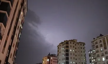 Kozan’da şimşekler geceyi aydınlattı