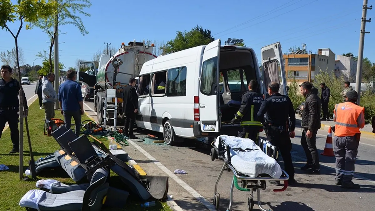Antalya’da sulama tankeri ile tur minibüsü çarpıştı! 1’i çocuk 5 turist yaralı Antalya’da sulama tankeri ile tur minibüsü çarpıştı! 1’i çocuk 5 turist yaralı