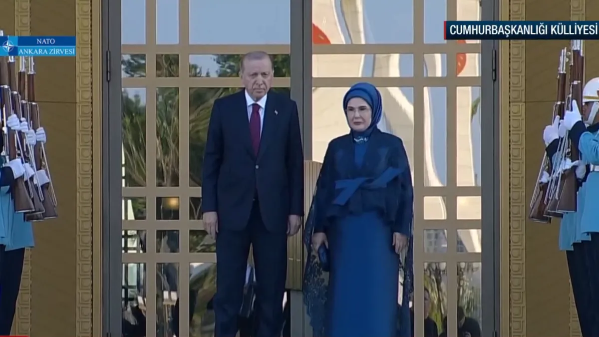 Başkan Erdoğan ve eşi Emine Erdoğan, NATO Zirvesi'ne katılan liderleri Cumhurbaşkanlığı Külliyesi'nde karşılıyor.