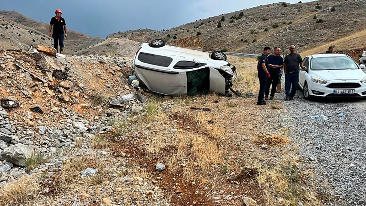 Adıyaman'da hafif ticari araç takla attı: Yaralılar var