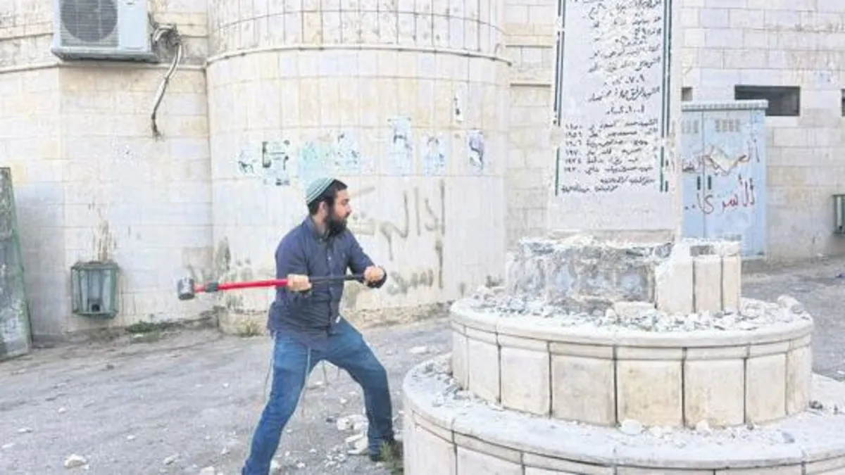 Faşist vekil balyozla Filistin anıtını yıktı haber görseli