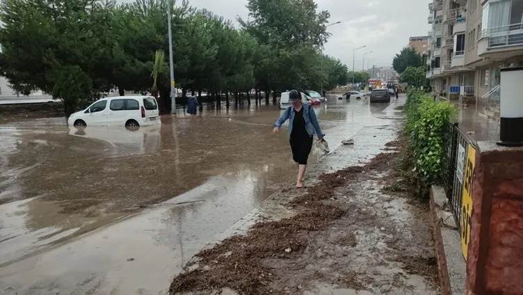 Son dakika | Bursa Mudanya’dan korkunç görüntüler: Sürücüler sel sularında mahsur kaldı!