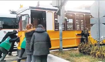 Vatandaşlar bu kez de bozulan tramvayı itti
