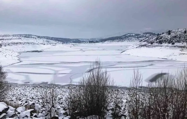Çavdarhisar’daki göletin yüzeyi buz tuttu