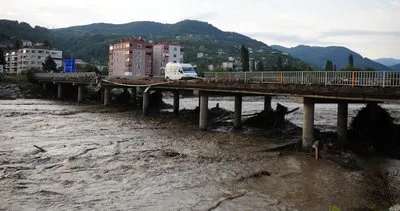 Kastamonu’da felaketin boyutu sular çekilince ortaya çıktı! Araçlar denize sürüklendi vatandaşlar mahsur kaldı