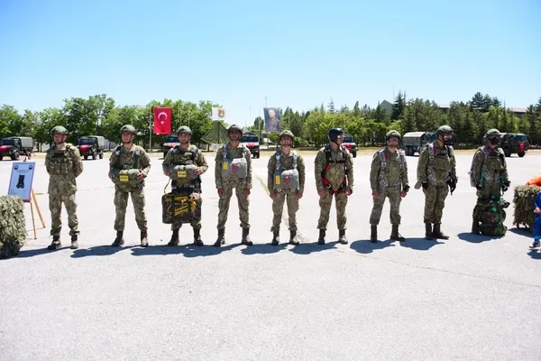 2-bin-235-yillik-gurur-kahraman-komandolarin-gosterileri-nefes-kesti-1782652253072.jpg