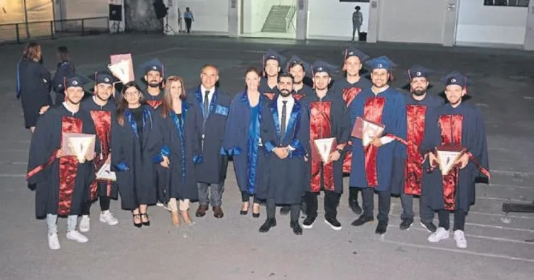 Eğitim fakültesinde mezuniyet heyecanı