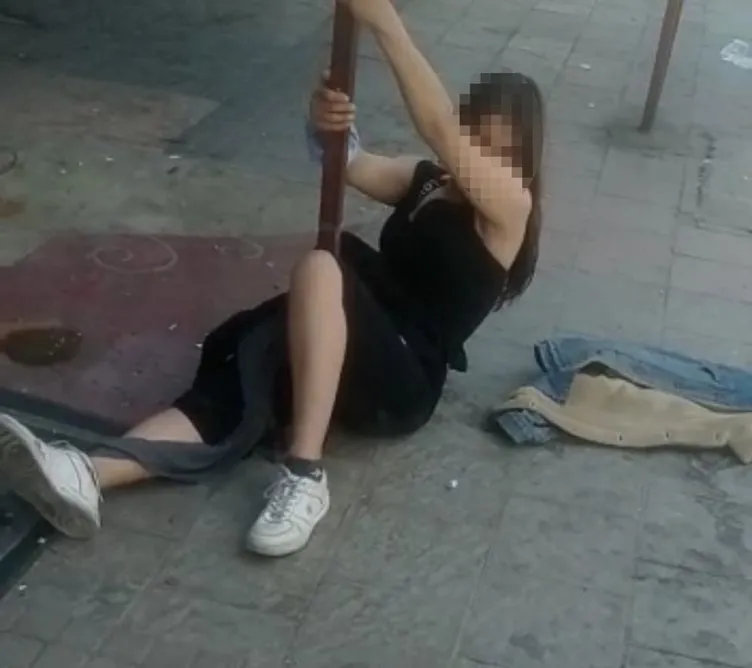 Genç kızdan sokak ortasında garip hareketler: Görenler büyük üzüntü yaşadı!