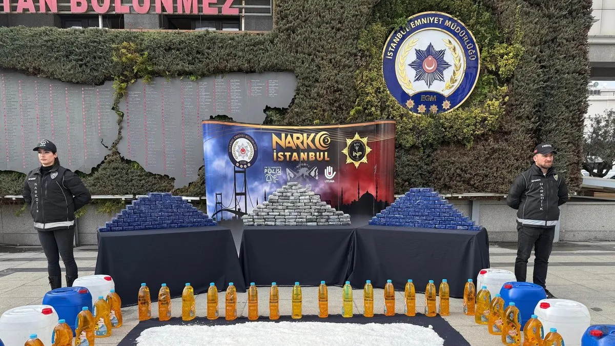 Sıvı yağa emdirilmiş uyuşturucu madde, polisin seri operasyonlarıyla ele geçirildi Sıvı yağa emdirilmiş uyuşturucu madde, polisin seri operasyonlarıyla ele geçirildi