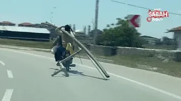 Aksaray'da pes dedirten olay: Motosikletli 2 kişi, 9 metrelik boruları yerde sürükleyerek böyle taşıdı
